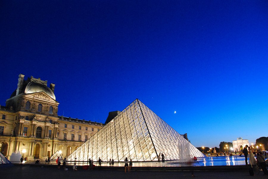 vue sur la pyramide de verre dans la cour exterieur du musée du louvre